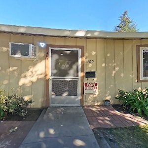 //hemlane-production.s3.amazonaws.com/uploads/property_listing_photos/8a86db86-ec8d-4a48-a77b-456b43e1c91a/Front Yard.jpeg