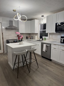 //hemlane-production.s3.amazonaws.com/uploads/property_listing_photos/8d367210-4178-48e0-9b1f-bce9a832b557/S3 Kitchen.jpg