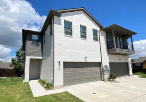 //hemlane-production.s3.amazonaws.com/uploads/property_listing_photos/8eeb806d-e6de-4f01-84c6-8ead88ae211a/oakbend garage front.png