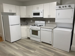 //hemlane-production.s3.amazonaws.com/uploads/property_listing_photos/91277852-ce20-4804-b078-40cabca54f3b/252 Windsor St. #3 Cambridge Unit Photo 1 (1).jpeg