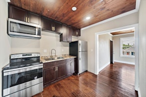 //hemlane-production.s3.amazonaws.com/uploads/property_listing_photos/94294bd1-bd52-4e10-adaf-371f104fa88f/5 Kitchen 1811 21st St Unit 2.JPG