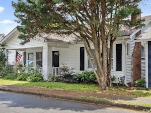 //hemlane-production.s3.amazonaws.com/uploads/property_listing_photos/95786f0c-ff99-4fe2-adbe-3674b811af3b/1.webp