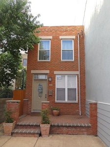 //hemlane-production.s3.amazonaws.com/uploads/property_listing_photos/975ad8c7-7239-43c7-804b-cfed1aa8e962/Front of House.webp