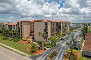 //hemlane-production.s3.amazonaws.com/uploads/property_listing_photos/989c5e5d-1b73-4405-b998-b29461a306bd/80ecb80167883446df52bd5f7ec7f5a1718a9f02-1-original copy.jpeg