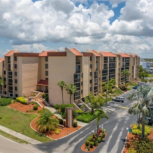 //hemlane-production.s3.amazonaws.com/uploads/property_listing_photos/989c5e5d-1b73-4405-b998-b29461a306bd/80ecb80167883446df52bd5f7ec7f5a1718a9f02-1-original copy.jpeg