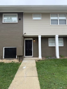 //hemlane-production.s3.amazonaws.com/uploads/property_listing_photos/9a83deb8-1ae0-440c-98b1-3b6d9697ddaa/Unit 9 Front.JPEG