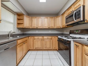 //hemlane-production.s3.amazonaws.com/uploads/property_listing_photos/9b2b3629-4c7f-4f5b-8016-326a52fe8146/KIT 1.webp