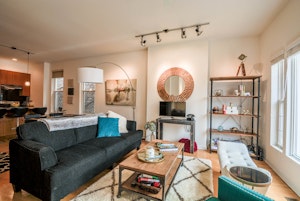 //hemlane-production.s3.amazonaws.com/uploads/property_listing_photos/9dd43f65-3c1b-469b-b0b0-8e641af19a65/Wicker Park Ave Living Room.jpg