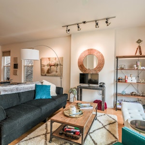 //hemlane-production.s3.amazonaws.com/uploads/property_listing_photos/9dd43f65-3c1b-469b-b0b0-8e641af19a65/Wicker Park Ave Living Room.jpg