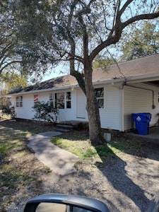 //hemlane-production.s3.amazonaws.com/uploads/property_listing_photos/9eda6799-cf09-44e5-a514-f6632a063380/front of house.jpg