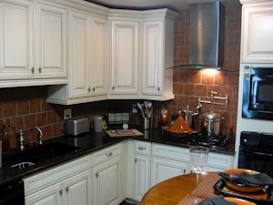 //hemlane-production.s3.amazonaws.com/uploads/property_listing_photos/a556387a-496f-4e0b-95b5-d021affcee41/40 walnut img8.webp