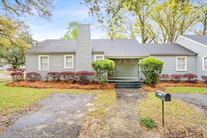 //hemlane-production.s3.amazonaws.com/uploads/property_listing_photos/a7e19e41-c057-42c4-aed5-d290c4d5a7c8/5-2056 Emogene St-105.jpg