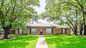 //hemlane-production.s3.amazonaws.com/uploads/property_listing_photos/aae60167-3890-4fb9-9872-592e4a0ed7a2/01 - Front-.JPG