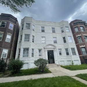 //hemlane-production.s3.amazonaws.com/uploads/property_listing_photos/ab1e9d80-ec69-4066-8683-51f03c58ff2d/6110-12 South Ingleside Avenue,Chicago, IL 60637 - Main Pic 1.jpg