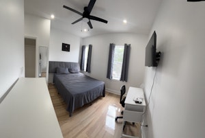 //hemlane-production.s3.amazonaws.com/uploads/property_listing_photos/aeb75e13-16ba-4798-9647-b04fec113c5b/Room 6a.JPG