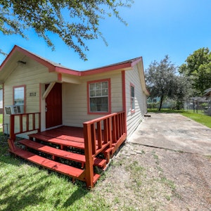 //hemlane-production.s3.amazonaws.com/uploads/property_listing_photos/af35c4c7-728a-4c19-b9b4-b7a54842f298/1/2312 Carolina Ave-5.jpg