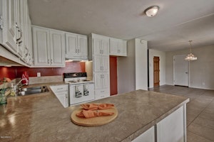 //hemlane-production.s3.amazonaws.com/uploads/property_listing_photos/b18de246-81b6-4710-8fb8-d1f7f5df2109/2.jpg