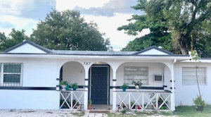 //hemlane-production.s3.amazonaws.com/uploads/property_listing_photos/b67c7817-9ea9-471b-b256-f32c25a8f51b/porch 1.jpg
