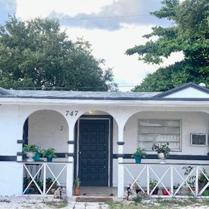 //hemlane-production.s3.amazonaws.com/uploads/property_listing_photos/b67c7817-9ea9-471b-b256-f32c25a8f51b/porch 1.jpg