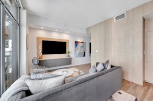 //hemlane-production.s3.amazonaws.com/uploads/property_listing_photos/b6d61636-ac63-437f-9cef-81bf1d6c8a7a/18-web-or-mls-206 Park Blvd Unit 502- 18.jpg