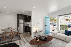 //hemlane-production.s3.amazonaws.com/uploads/property_listing_photos/b7a55599-81ec-47ee-a086-dbe7c33602cb/900 W College Ave unit 4 VS-4.jpg