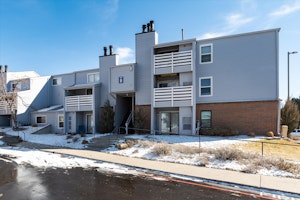 //hemlane-production.s3.amazonaws.com/uploads/property_listing_photos/baa14687-15a5-447e-badd-692039ab791c/02-Front of Building.jpg