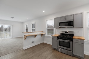 //hemlane-production.s3.amazonaws.com/uploads/property_listing_photos/bcaaeec5-a2e7-4c28-86f8-32193c954f1d/31-392 Philip St, Unit A & B 0030.jpg