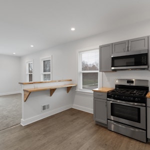 //hemlane-production.s3.amazonaws.com/uploads/property_listing_photos/bcaaeec5-a2e7-4c28-86f8-32193c954f1d/31-392 Philip St, Unit A & B 0030.jpg