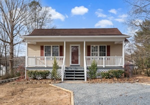 //hemlane-production.s3.amazonaws.com/uploads/property_listing_photos/bed77528-7288-4fc1-bc7f-ec87a55f0a34/wayne ave_Ext-06.jpg