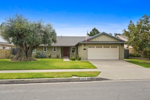 //hemlane-production.s3.amazonaws.com/uploads/property_listing_photos/bf13eea8-a635-4a54-a5fd-c39a4a846175/424 Riverview Street View.jpg