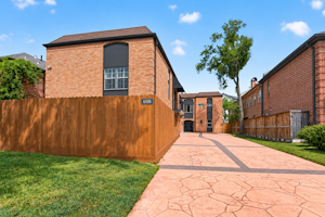 //hemlane-production.s3.amazonaws.com/uploads/property_listing_photos/c0dc9b88-77ef-4baa-9ecc-02558fdf352c/Charcoal Trim Brick Courtyard Exterior.png