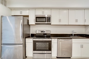 //hemlane-production.s3.amazonaws.com/uploads/property_listing_photos/c2bbef83-4d25-4f6e-b617-fe8632d94d5c/011_011.jpg