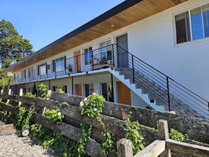 //hemlane-production.s3.amazonaws.com/uploads/property_listing_photos/c5fd8bb7-9fbe-46b0-a67b-23f6cafb98ee/3035 64th Hand rails Pic 2.jpeg