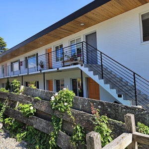 //hemlane-production.s3.amazonaws.com/uploads/property_listing_photos/c5fd8bb7-9fbe-46b0-a67b-23f6cafb98ee/3035 64th Hand rails Pic 2.jpeg