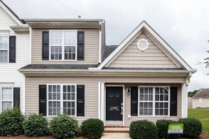 //hemlane-production.s3.amazonaws.com/uploads/property_listing_photos/c6763c64-6d00-407e-b126-4c05647b412d/1.jpg