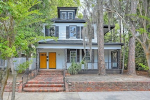 //hemlane-production.s3.amazonaws.com/uploads/property_listing_photos/c689bc0f-1654-4bd1-86bc-949987789d80/910 E Duffy front.webp