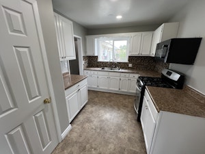 //hemlane-production.s3.amazonaws.com/uploads/property_listing_photos/c903bf5a-8979-4d76-9adb-57d9b2d042da/9_IMG_3114 2.HEIC