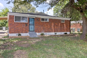 //hemlane-production.s3.amazonaws.com/uploads/property_listing_photos/c9a0d374-d670-4135-a123-e88618f53dd3/02-2800 Tarbora Ave-2.jpg