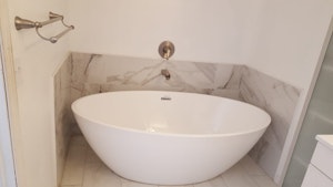 //hemlane-production.s3.amazonaws.com/uploads/property_listing_photos/d0cb6e78-4afc-489c-b52f-f6d9dd3f0a51/Master Bath1.jpg