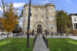 //hemlane-production.s3.amazonaws.com/uploads/property_listing_photos/d41b32e6-13a7-4ca3-a980-e3dbfeb3662a/5341 S. Indiana Pic 17.jpg