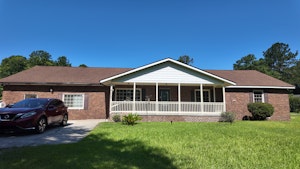 //hemlane-production.s3.amazonaws.com/uploads/property_listing_photos/d6d9b089-be49-4688-abb6-f9bbe05b2bb8/Front house.JPG