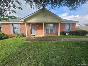 //hemlane-production.s3.amazonaws.com/uploads/property_listing_photos/d78d3bb1-3792-42e6-8f12-cbdaa4938aa8/Vista View front yard.webp