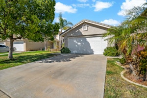 //hemlane-production.s3.amazonaws.com/uploads/property_listing_photos/d99dd044-4e17-4491-a3a6-1623b904679f/26678 Silver Oaks Dr (1 of 38).jpg