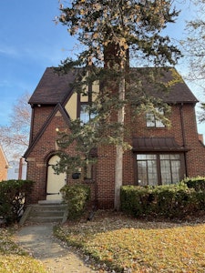 //hemlane-production.s3.amazonaws.com/uploads/property_listing_photos/dc2cad1a-5c3f-4a17-94d2-95911b50cf59/Lathrup Front.jpg