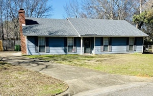 //hemlane-production.s3.amazonaws.com/uploads/property_listing_photos/e0c8d6b5-f685-4d4a-b135-11b185746631/WhitewaterCt_front.jpeg