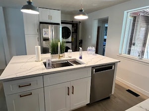 //hemlane-production.s3.amazonaws.com/uploads/property_listing_photos/e16656f4-e75f-429d-aee6-3d36c5eae286/50766291511218db17500bc28374afc2-cc_ft_576.webp