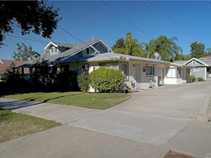 //hemlane-production.s3.amazonaws.com/uploads/property_listing_photos/e38bb912-9756-4321-a492-24299b156281/Alvarado St outside.webp