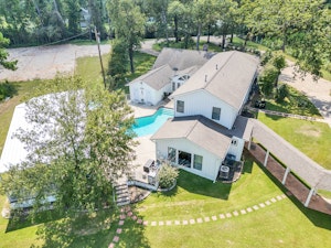 //hemlane-production.s3.amazonaws.com/uploads/property_listing_photos/e3bc27a7-40e3-4b58-89d7-efe547d7ea76/Aerea de la casa general arbol.jpg