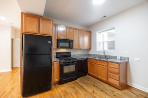 //hemlane-production.s3.amazonaws.com/uploads/property_listing_photos/e42ad66c-7a5e-48f4-a5b8-2c5d4b7263a5/05-3354-west-wilson-avenue-2s.jpg