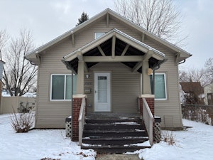 //hemlane-production.s3.amazonaws.com/uploads/property_listing_photos/e8a0e83d-0e7c-4878-92a9-13ff20c46b53/22065 Linwood Front Exterior.jpg